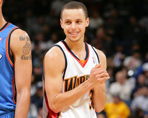 给你修修胡子，瓦科分享自己用剪刀剪克雷桑胡子的照片（瓦科晒照：亲自拿剪刀为克雷桑修胡子）