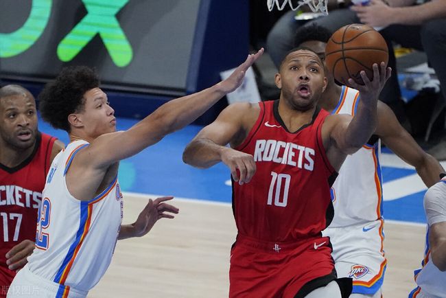 林诗栋刁钻进攻线路对决卡尔伯格顽强防守（林诗栋犀利变线进攻对抗卡尔伯格铁壁防守）