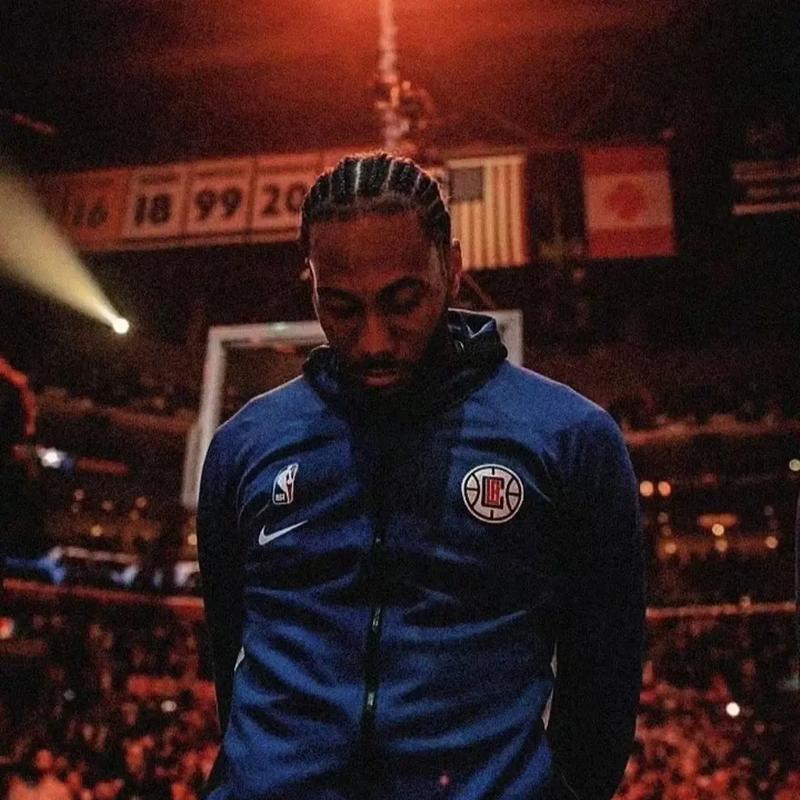 足球英超本轮最佳阵公布，新援发挥亮眼（英超本轮最佳阵容出炉，新援表现抢眼）